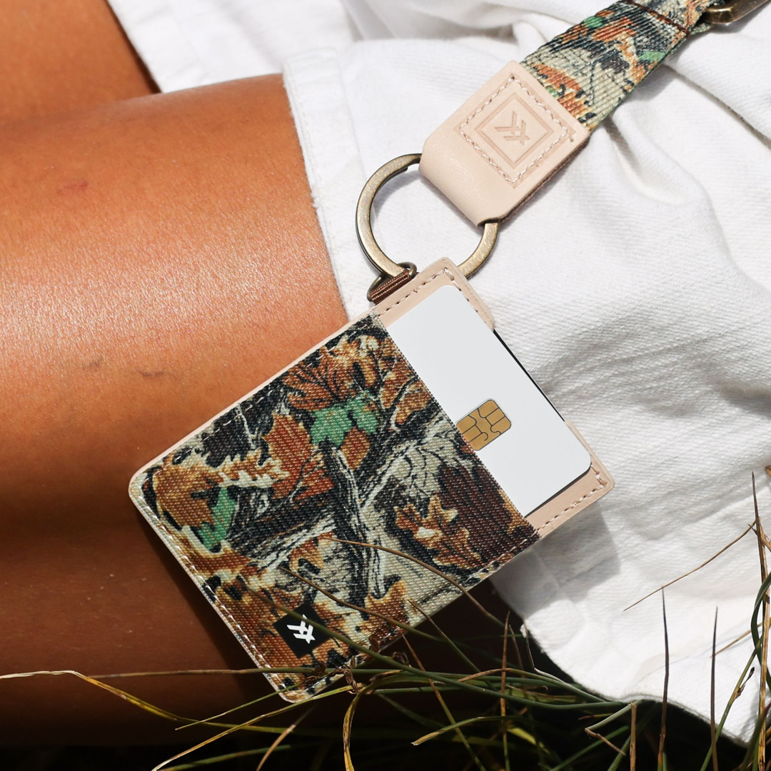 Vertical Leather Wallet - Realtree Advantage - Thread®